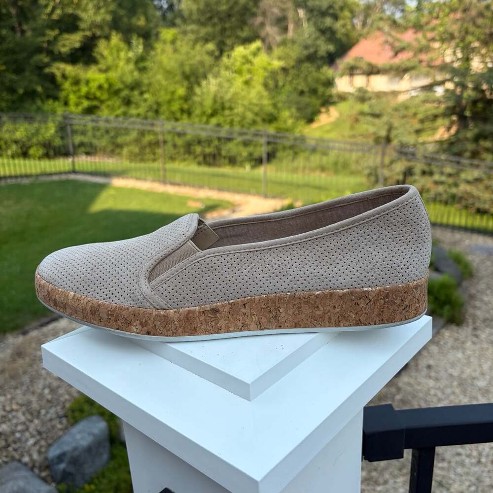 New Isaac Mizrahi Live! “Rosie” Perforated Beige Suede Slip-On Sneakers Sz 9